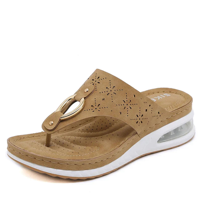 HERA - Bequeme Flip-Flops mit Keilabsatz und Luftpolster