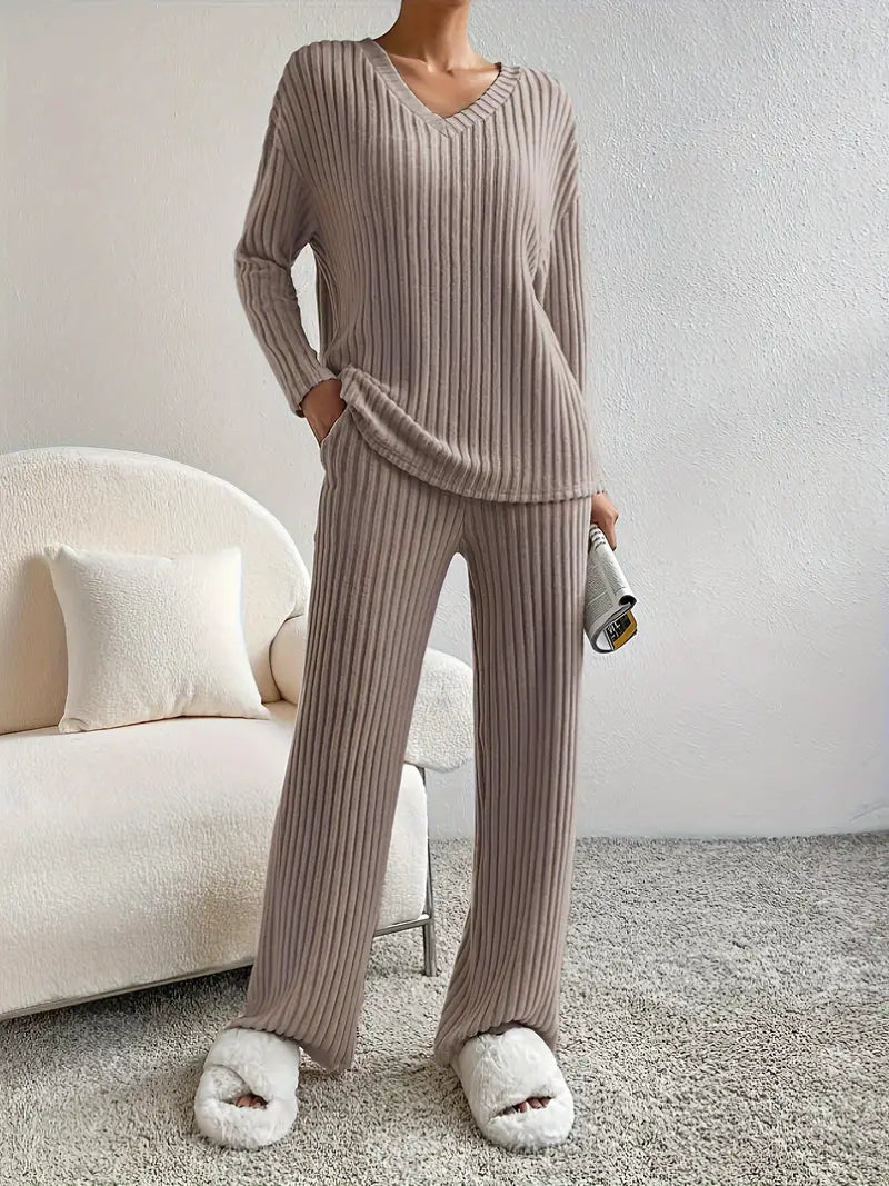 HERA 2-teiliges Set | Eleganter gerippter Damenanzug mit V-Ausschnitt-Pullover und passender Hose