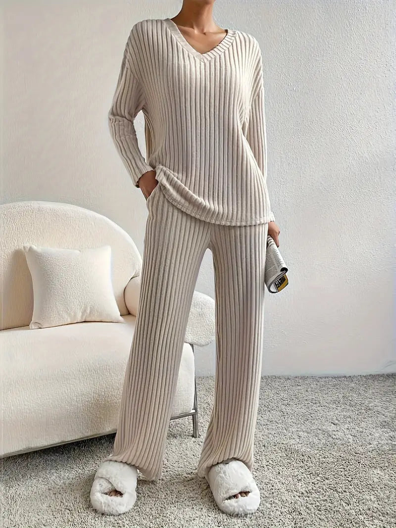 HERA 2-teiliges Set | Eleganter gerippter Damenanzug mit V-Ausschnitt-Pullover und passender Hose