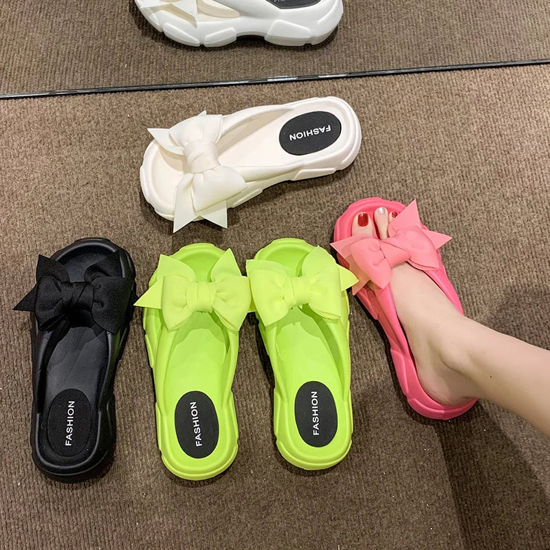 HERA – Sommer-Strand-Flip-Flops für Damen: Plateau-Keilpantoffeln mit Schleifendetail und rutschfester Sohle