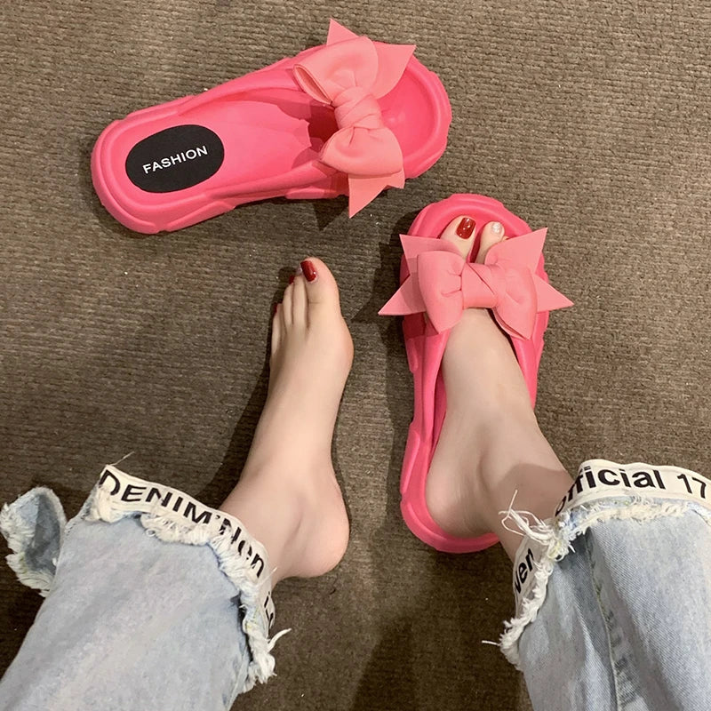 HERA – Sommer-Strand-Flip-Flops für Damen: Plateau-Keilpantoffeln mit Schleifendetail und rutschfester Sohle