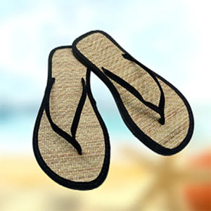 HERA - Bequeme Flip-Flop-Hausschuhe aus Rattangras für Damen: Sommerliche flache Strohmatte Freizeitsandalen mit elastischem Riemen