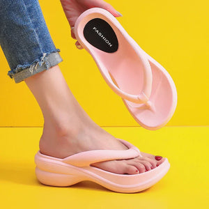 HERA – Damen-Flip-Flops mit dicker Sohle und Keilabsatz für den Sommer: Plateau-Sandalen mit Clip-Zehe für rutschfeste Outdoor-Rutschen und Strandkomfort