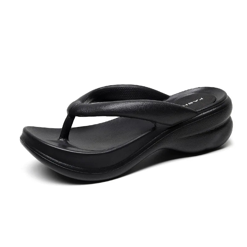 HERA – Sommer-Damen-Slipper mit Keilabsatz aus EVA: Weiche und atmungsaktive Plateau-Flip-Flops für den Außen- und Innenbereich