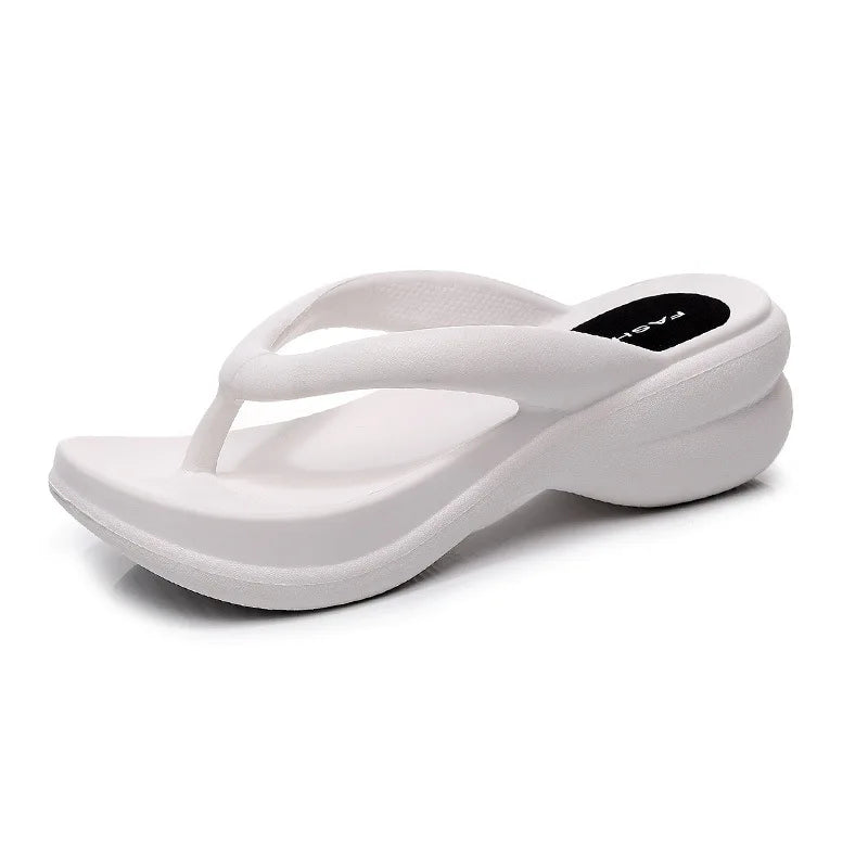 HERA – Sommer-Damen-Slipper mit Keilabsatz aus EVA: Weiche und atmungsaktive Plateau-Flip-Flops für den Außen- und Innenbereich