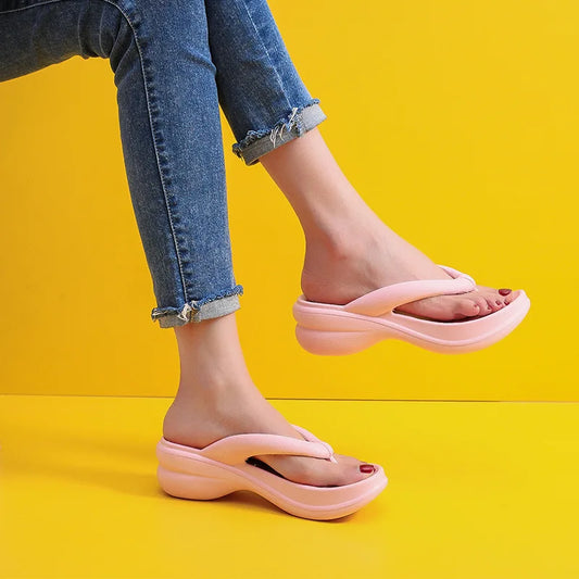 HERA – Sommer-Damen-Slipper mit Keilabsatz aus EVA: Weiche und atmungsaktive Plateau-Flip-Flops für den Außen- und Innenbereich