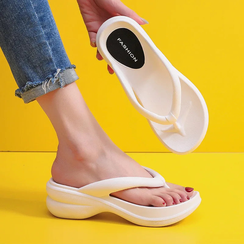 HERA – Sommer-Damen-Slipper mit Keilabsatz aus EVA: Weiche und atmungsaktive Plateau-Flip-Flops für den Außen- und Innenbereich