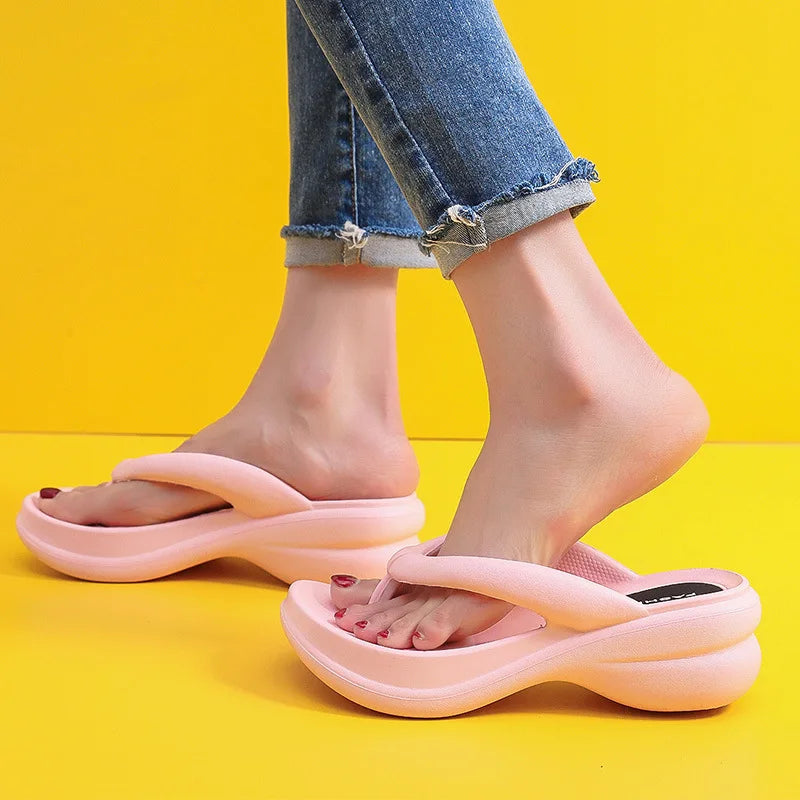 HERA – Sommer-Damen-Slipper mit Keilabsatz aus EVA: Weiche und atmungsaktive Plateau-Flip-Flops für den Außen- und Innenbereich