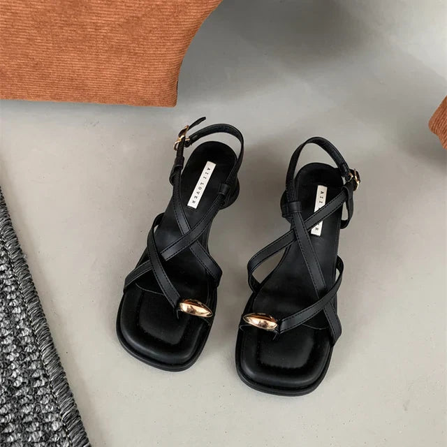 HERA - Damen Gladiator Sandalen mit schmalem Band, Clip-Zehenpartie und dickem Absatz